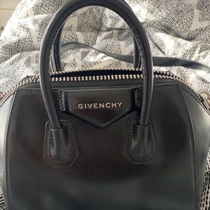 SOLD 🖤 Givenchy mini antigona smooth leather